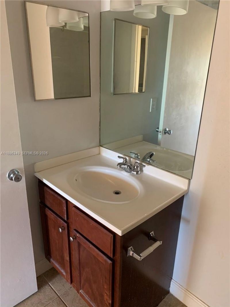 7650 Westwood Dr, Unit 519, Tamarac, FL 33321 Photo