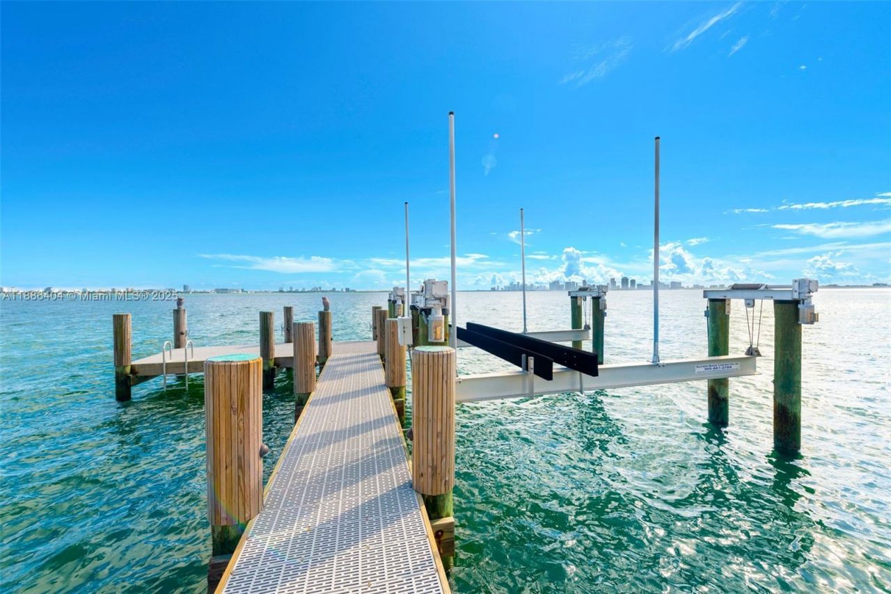 1580 S Treasure Dr, North Bay Village, FL 33141 Photo