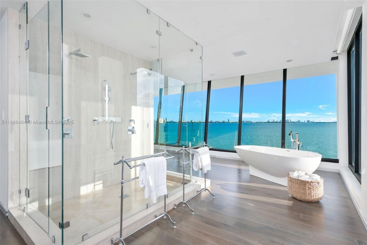 1580 S Treasure Dr, North Bay Village, FL 33141 Photo