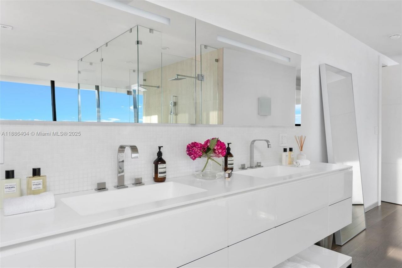 1580 S Treasure Dr, North Bay Village, FL 33141 Photo