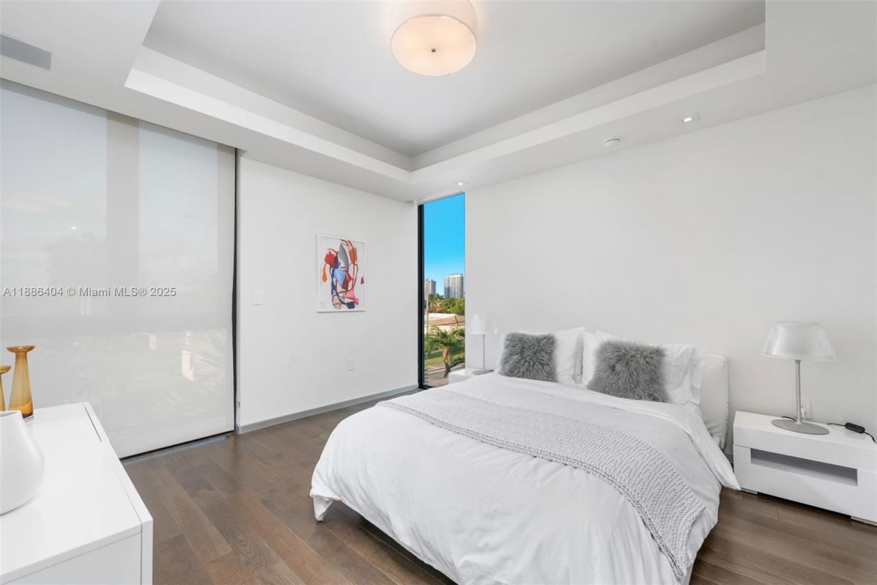 1580 S Treasure Dr, North Bay Village, FL 33141 Photo