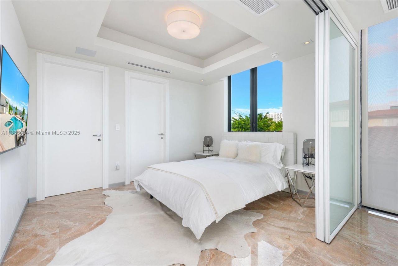 1580 S Treasure Dr, North Bay Village, FL 33141 Photo