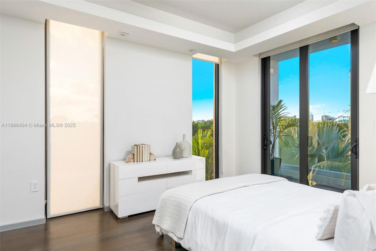 1580 S Treasure Dr, North Bay Village, FL 33141 Photo