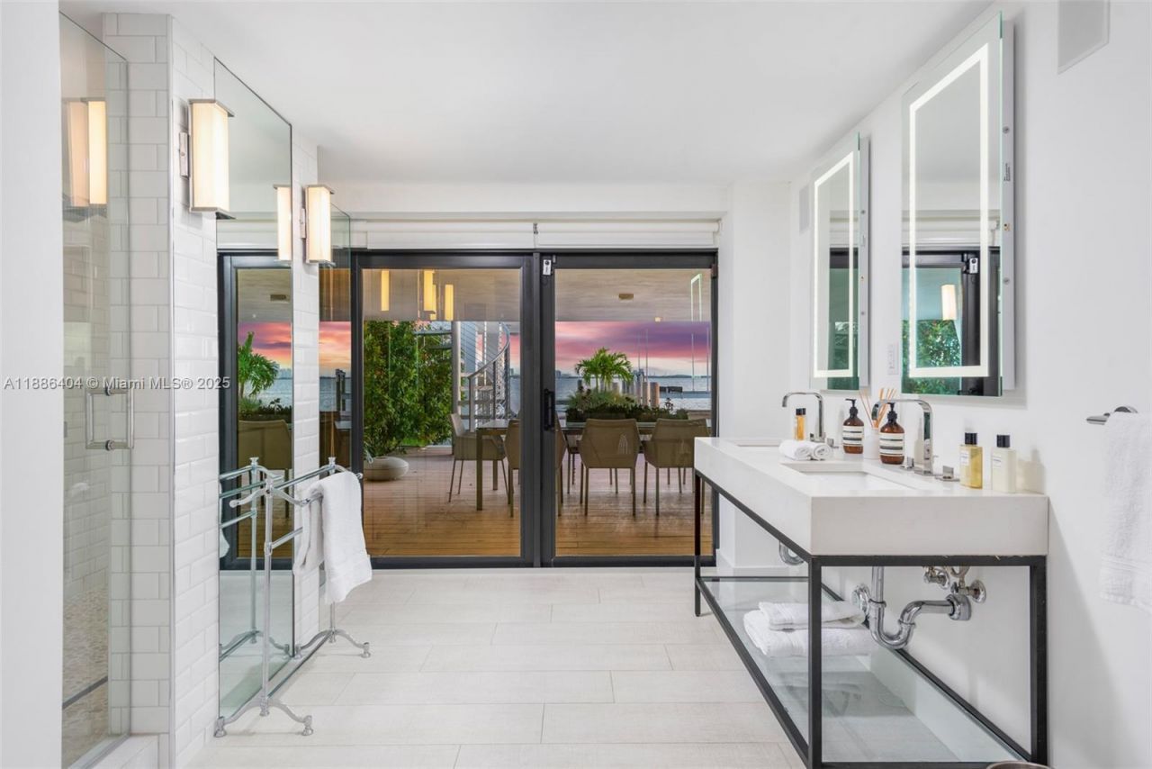 1580 S Treasure Dr, North Bay Village, FL 33141 Photo