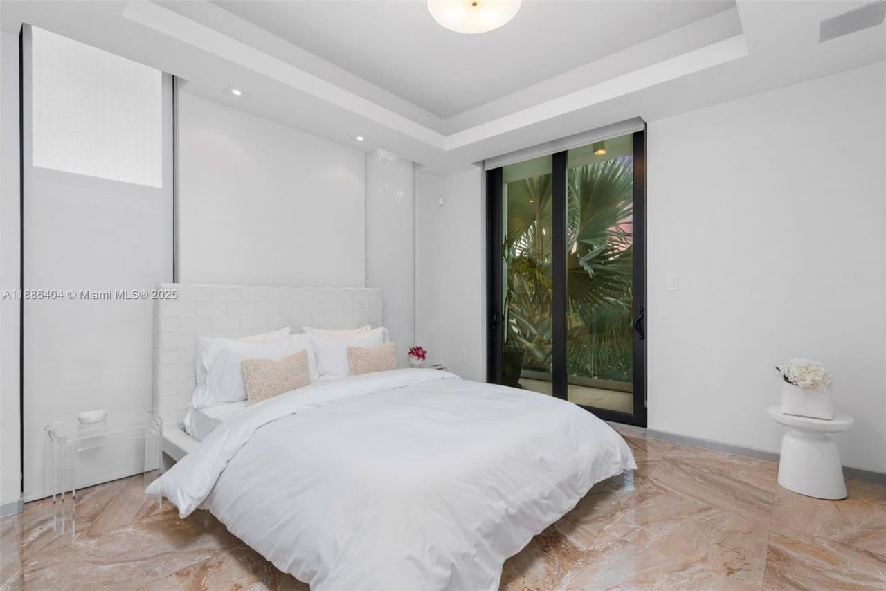 1580 S Treasure Dr, North Bay Village, FL 33141 Photo