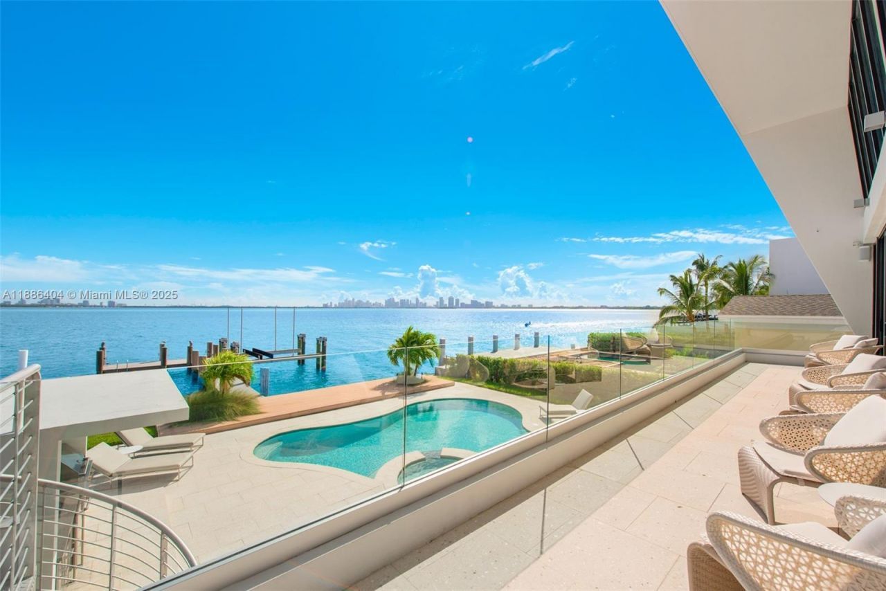 1580 S Treasure Dr, North Bay Village, FL 33141 Photo