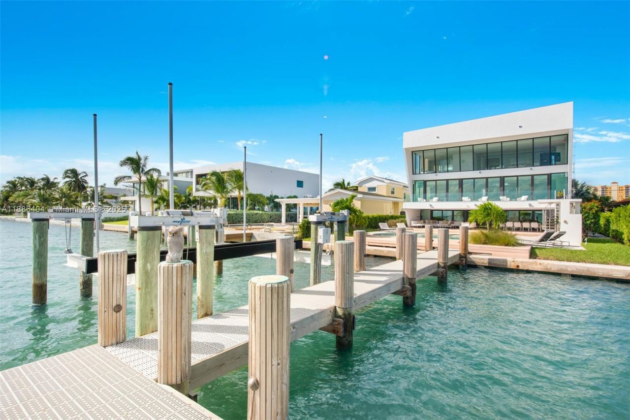 1580 S Treasure Dr, North Bay Village, FL 33141 Photo