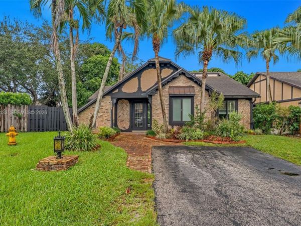 9209 NW 49th Pl, Sunrise, FL 33351