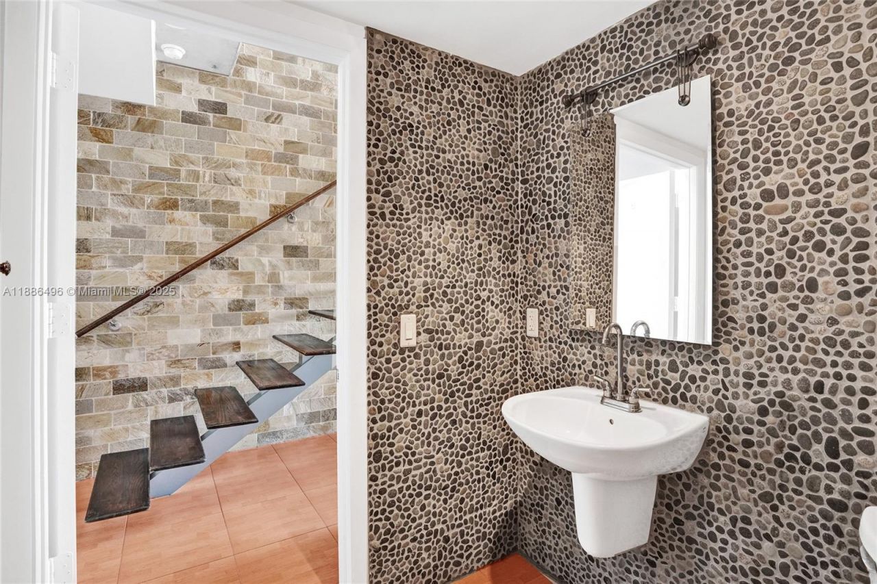 690 SW 1st Ct, Unit 1213, Miami, FL 33130 Photo