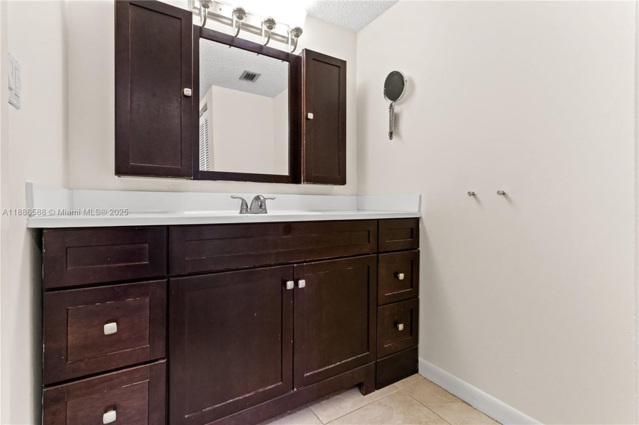 2625 Collins Ave, Unit 608, Miami Beach, FL 33140 Photo