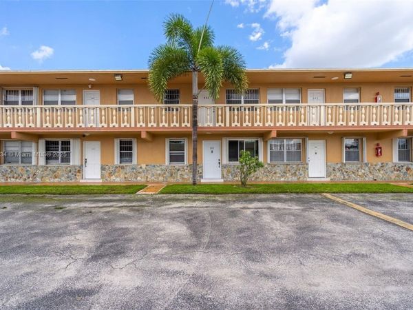 1154 W 35th St, Unit 224, Hialeah, FL 33012