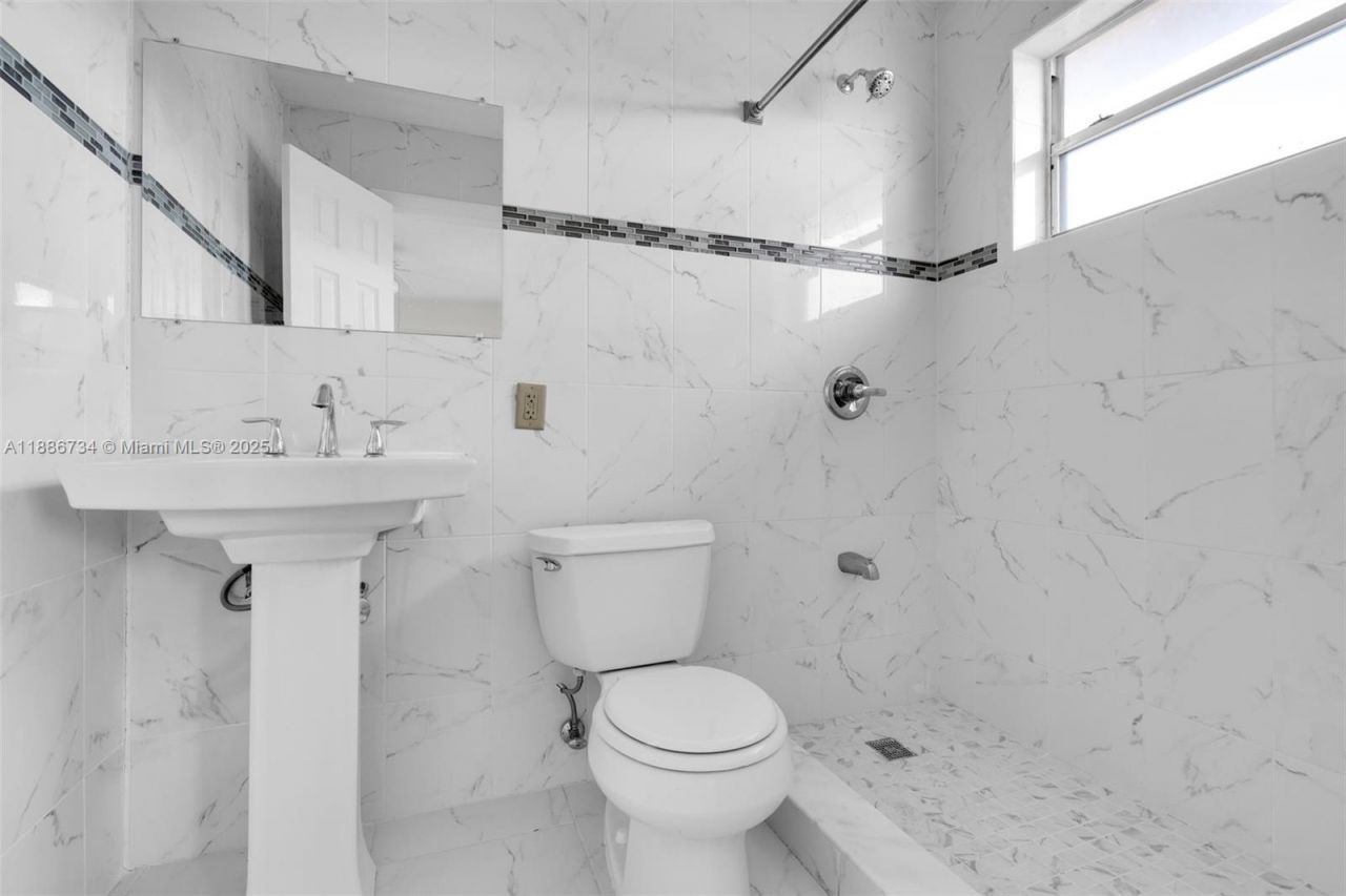 1154 W 35th St, Unit 224, Hialeah, FL 33012 Photo