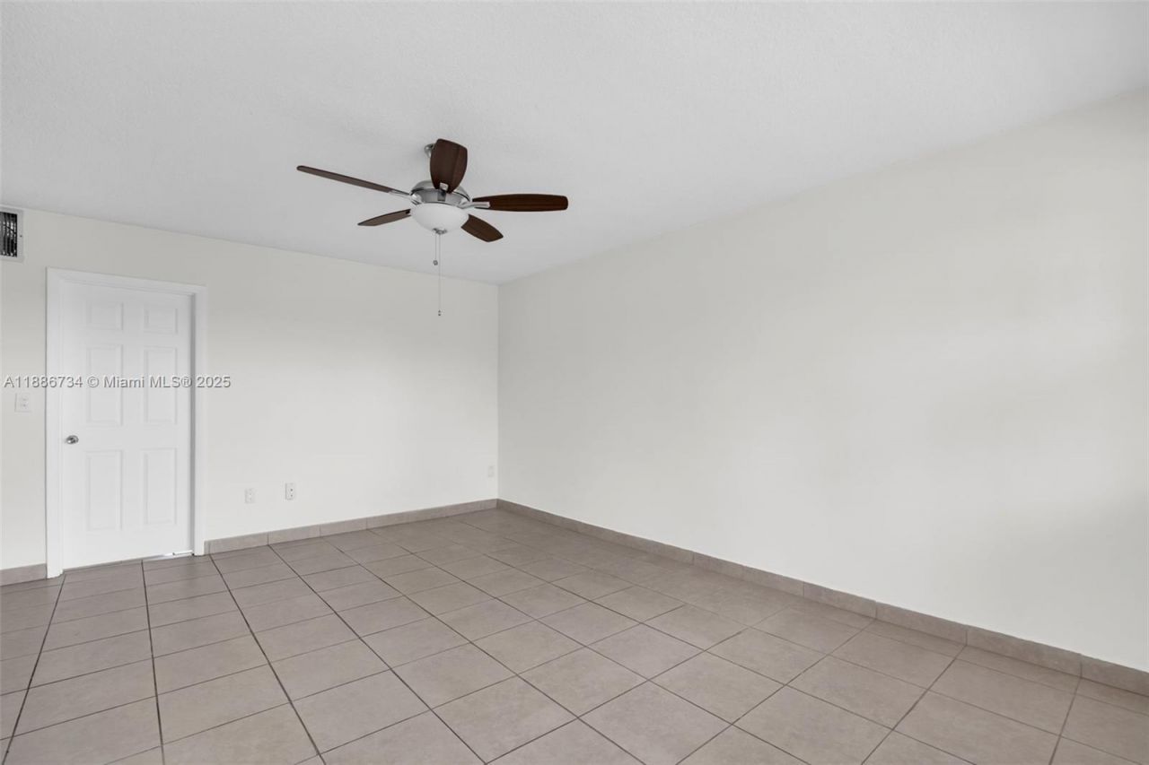 1154 W 35th St, Unit 224, Hialeah, FL 33012 Photo