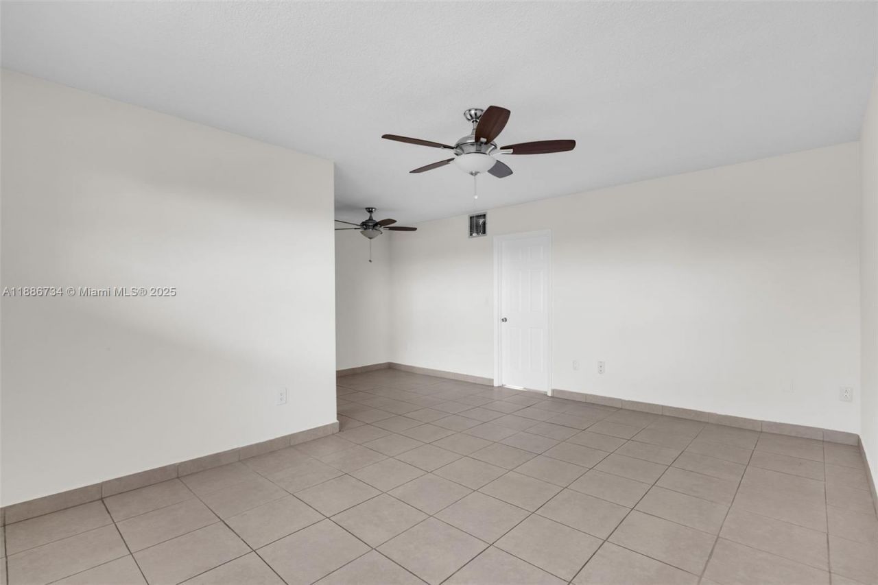 1154 W 35th St, Unit 224, Hialeah, FL 33012 Photo