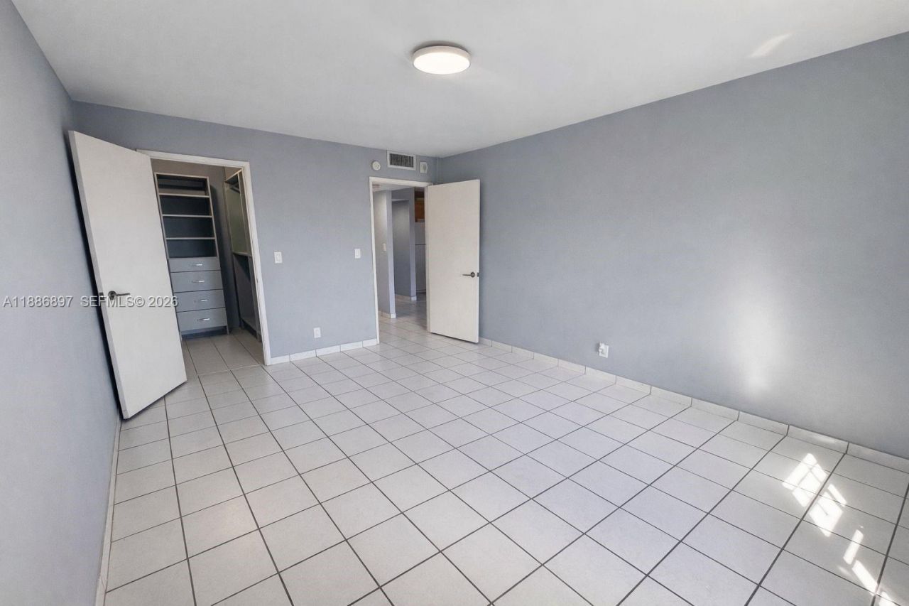 8005 Lake Dr, Unit 404, Doral, FL 33166 Photo