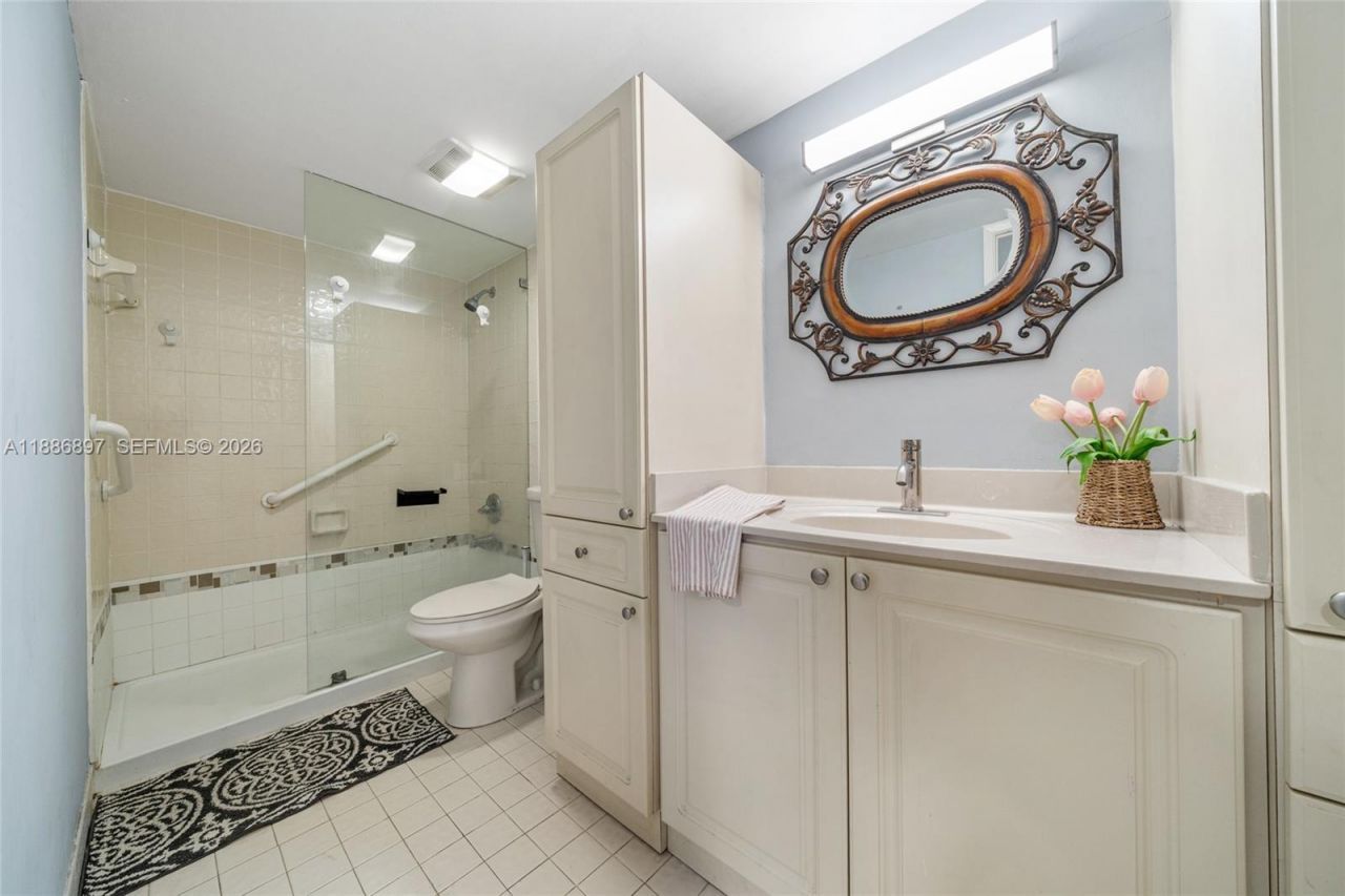 8005 Lake Dr, Unit 404, Doral, FL 33166 Photo