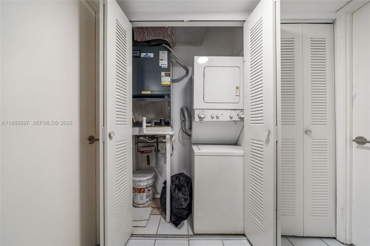 8005 Lake Dr, Unit 404, Doral, FL 33166 Photo