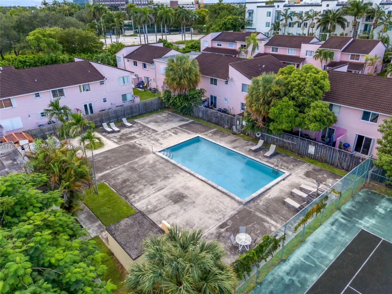 8005 Lake Dr, Unit 404, Doral, FL 33166 Photo