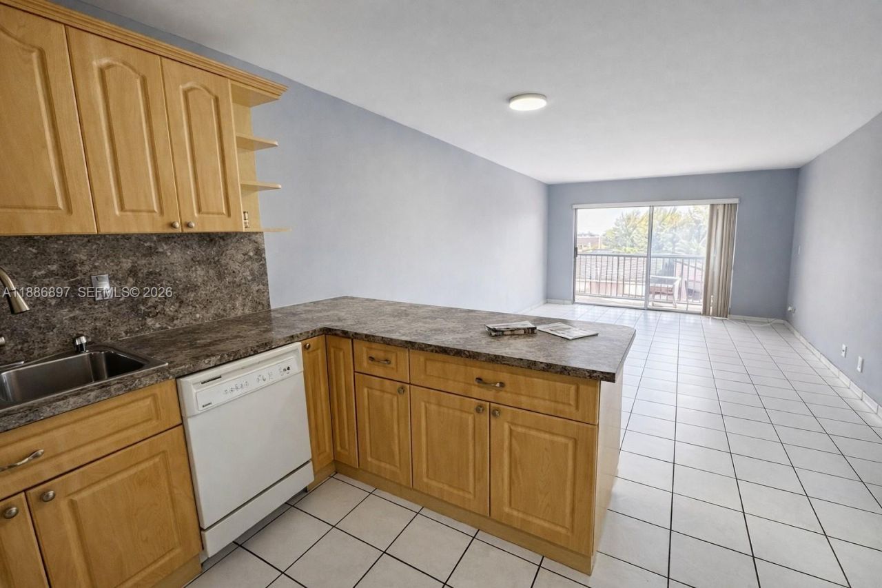 8005 Lake Dr, Unit 404, Doral, FL 33166 Photo