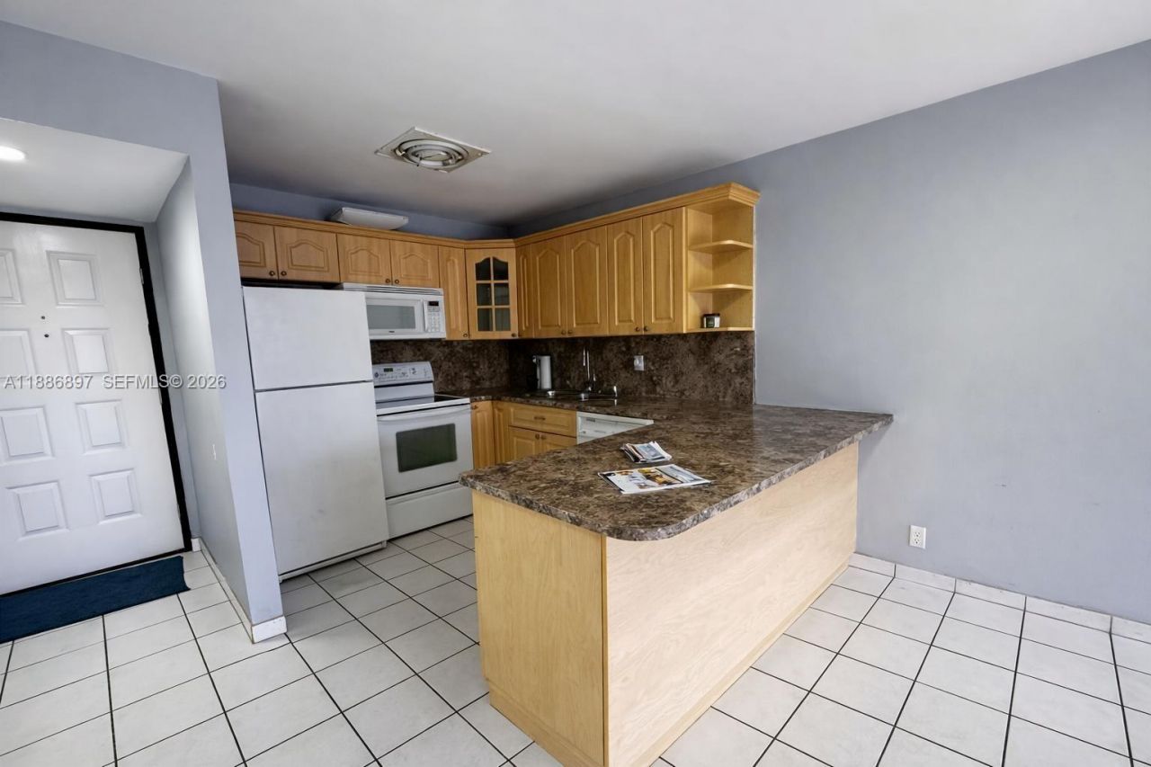 8005 Lake Dr, Unit 404, Doral, FL 33166 Photo