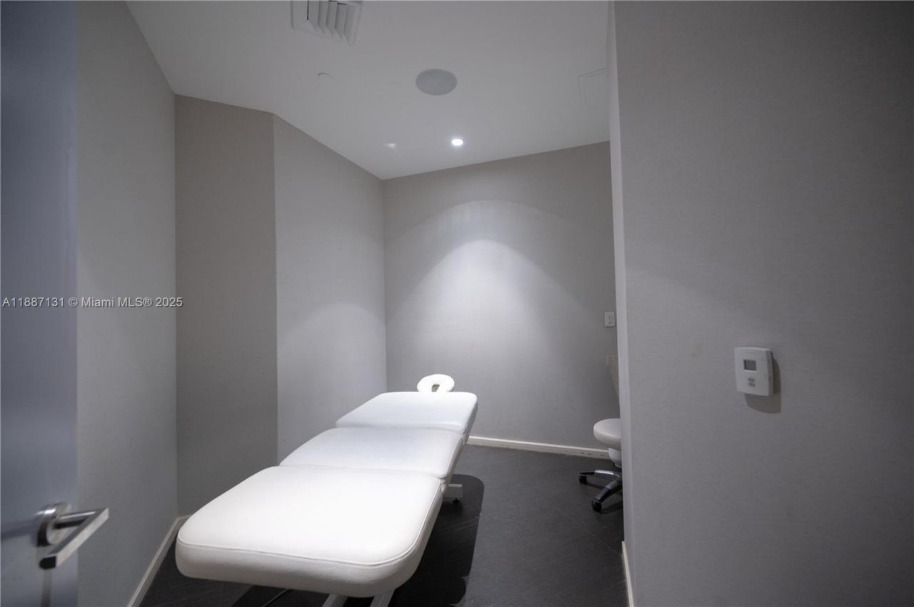 1300 Brickell Bay Dr, Unit 1601, Miami, FL 33131 Photo