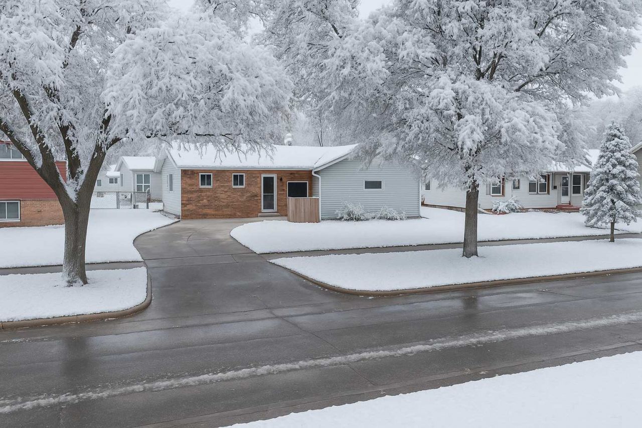 1407 17th Street S, Fargo, ND 58103 Main Photo