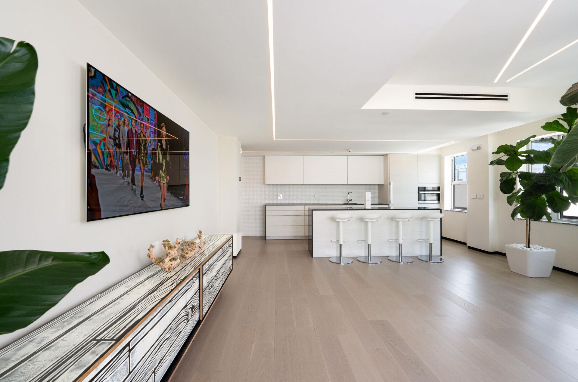 605 Lincoln Road, Unit 420, Miami Beach, FL 33139 Photo