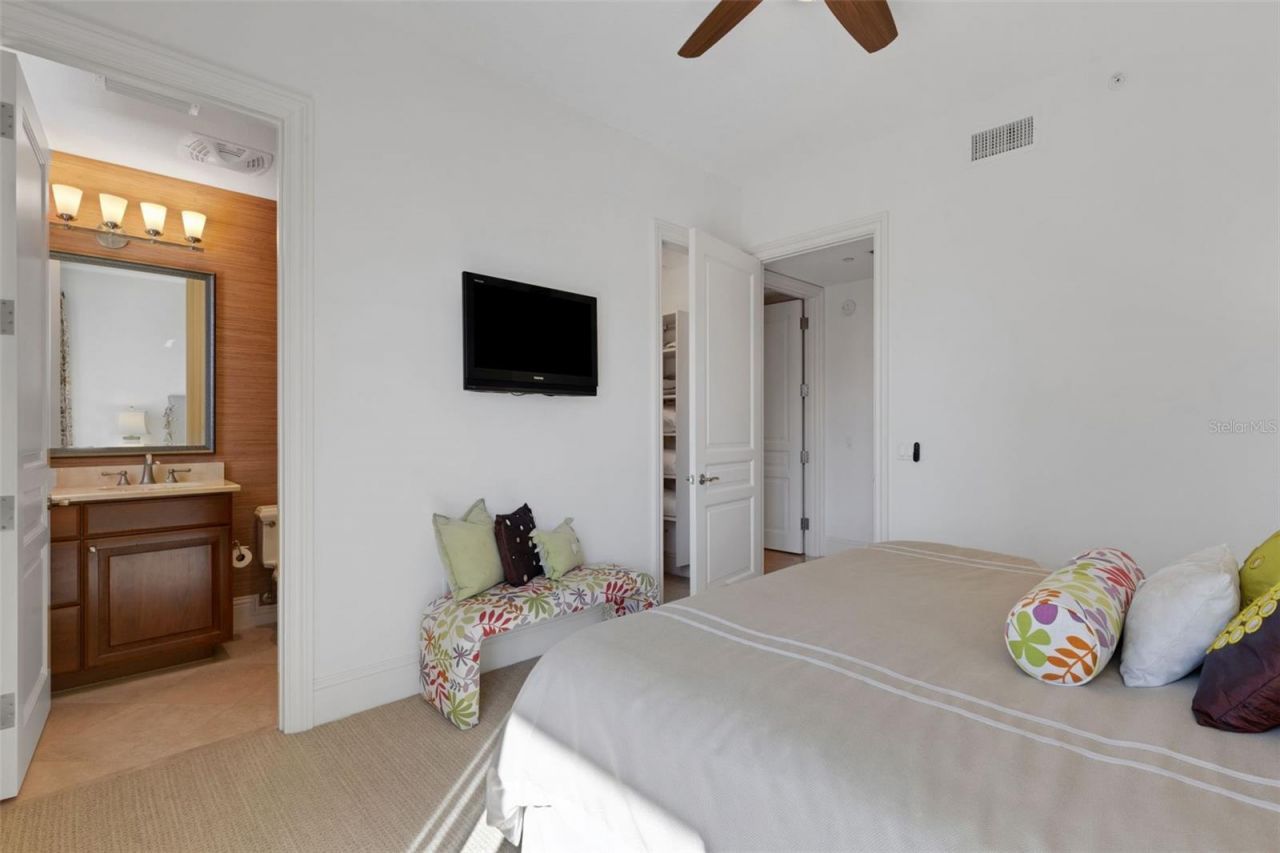464 Golden Gate Point, Unit 403, Sarasota, FL 34236 Photo
