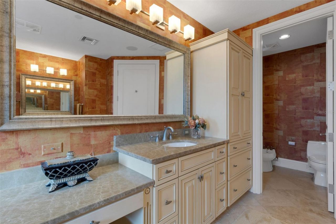 464 Golden Gate Point, Unit 403, Sarasota, FL 34236 Photo