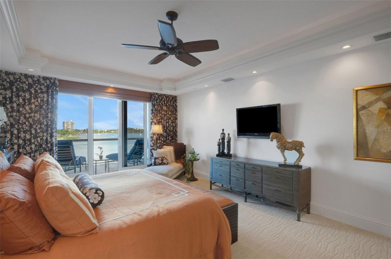 464 Golden Gate Point, Unit 403, Sarasota, FL 34236 Photo