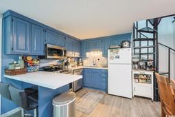 1205 Erin Way photo 4