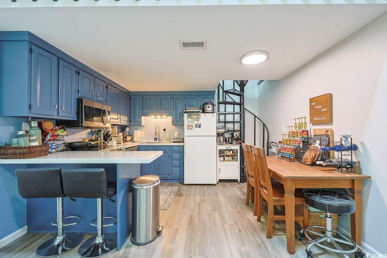 1205 Erin Way Photo 5