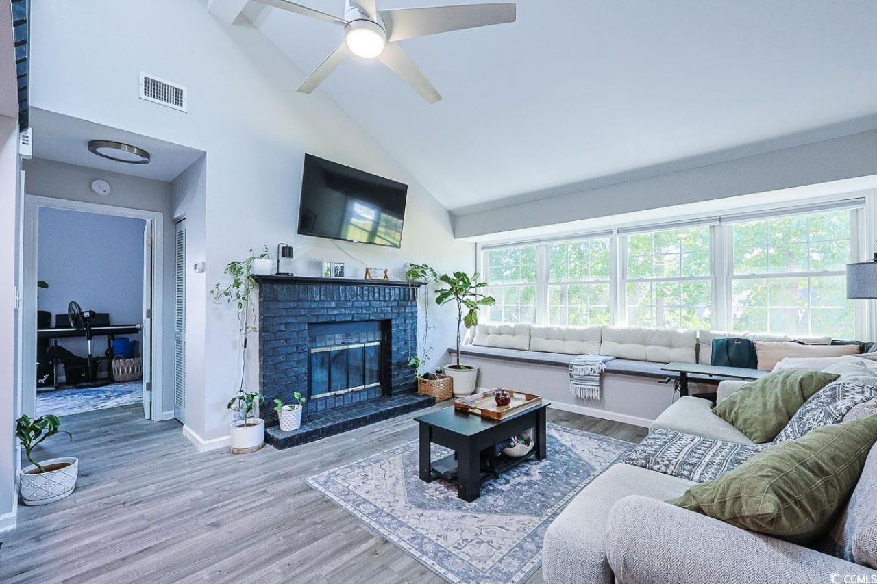 1205 Erin Way Photo 7