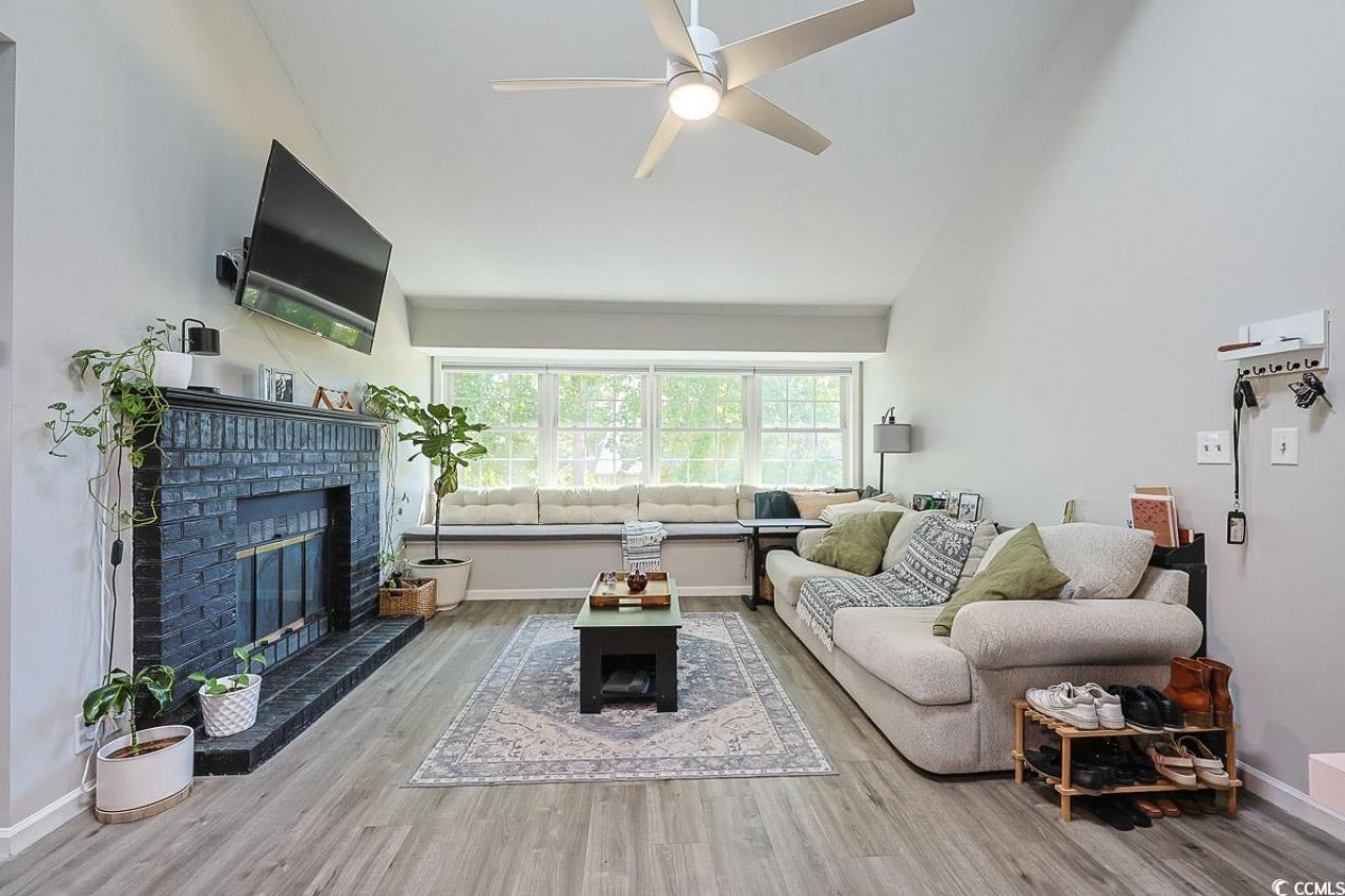 1205 Erin Way Photo 8