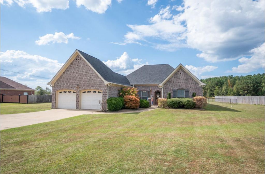 6061 Wolfe Rd, Columbus, MS 39705 Main Photo