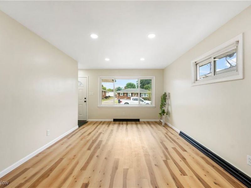 586 Hillman Road, Akron, OH 44312 Photo 5