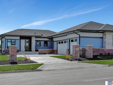 901 Pine Grove Lane, Lincoln, NE 68521