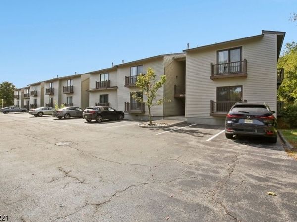 915 Spruce Hills Dr, Glen Gardner, NJ 08826