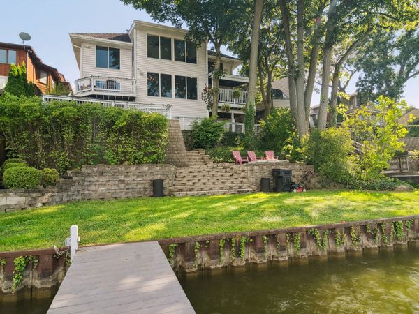 19330 W Lake View Avenue, Mundelein, IL 60060