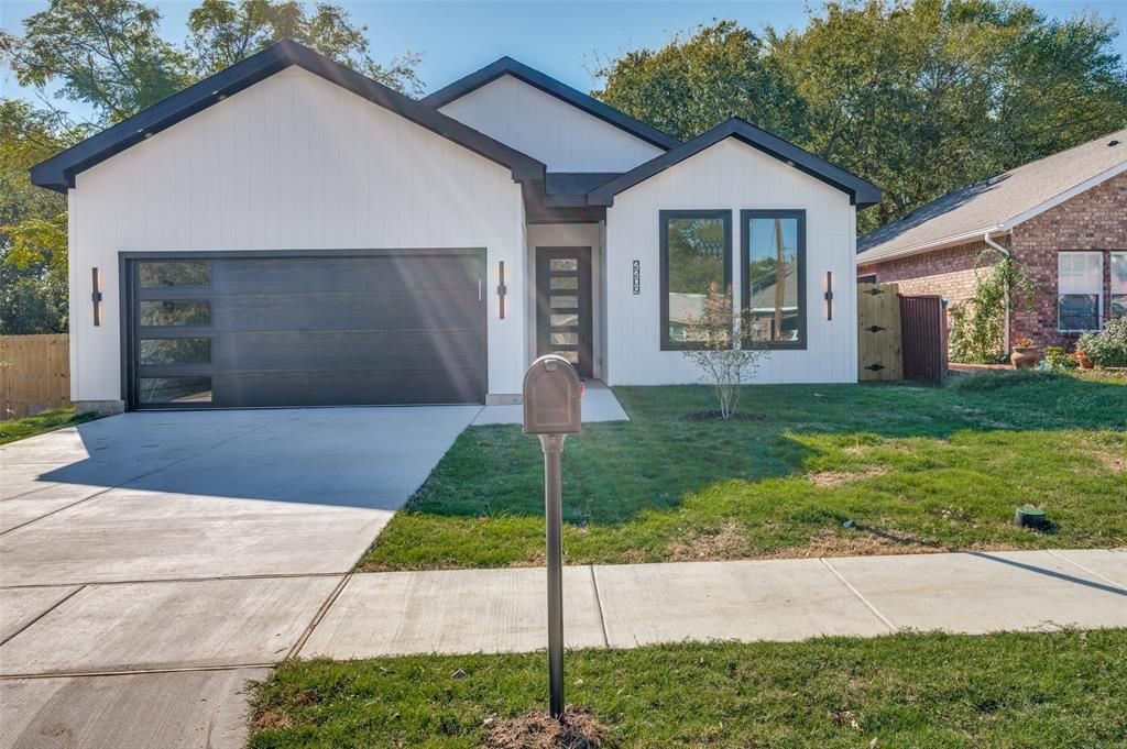 2209 W E Roberts Street, Grand Prairie, TX 75051 Main Photo