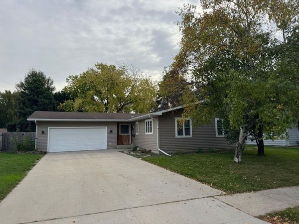 2937 Edgewood Drive N, Fargo, ND 58102