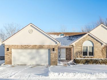 592 Snowbird Circle E, St. Clair, MI 48079