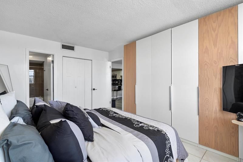 427 Golden Isles Drive, Unit 16H, Hallandale Beach, FL 33009 Photo