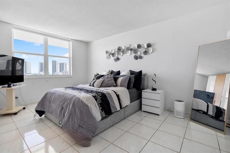 427 Golden Isles Drive, Unit 16H, Hallandale Beach, FL 33009 Photo