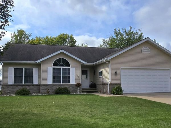 109 Meadow Lane Drive, Sumner, IA 50674