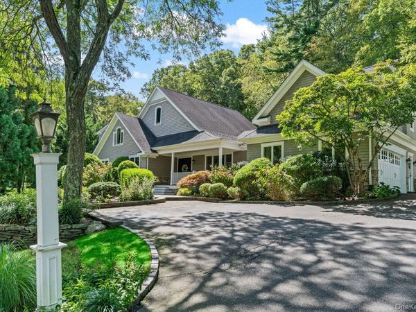 10 Hollise Court, Centerport, NY 11721