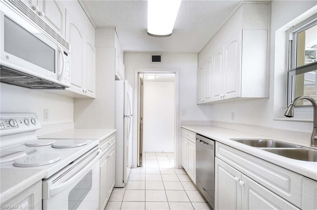 2151 Gulf Shore Blvd N, Unit 204, Naples, FL 34102 Photo