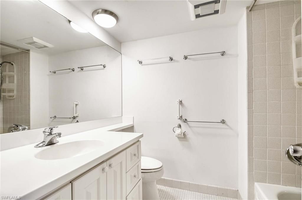 2151 Gulf Shore Blvd N, Unit 204, Naples, FL 34102 Photo