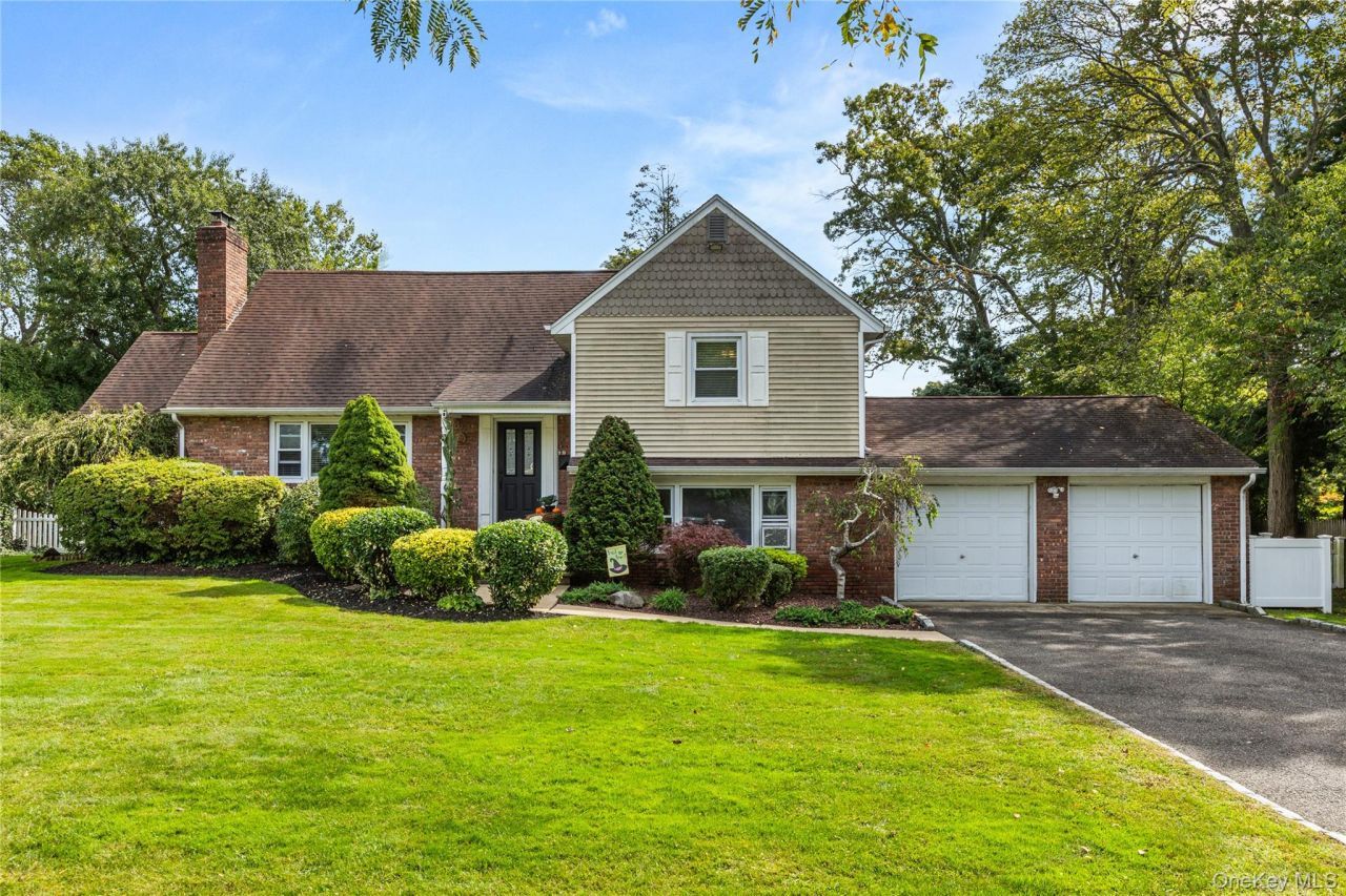 19 Gamecock Lane, Babylon, NY 11702 Main Photo