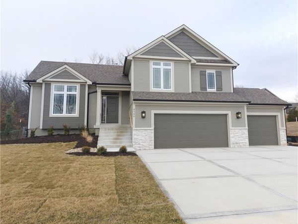 8580 NW 75th Terrace, Parkville, MO 64152